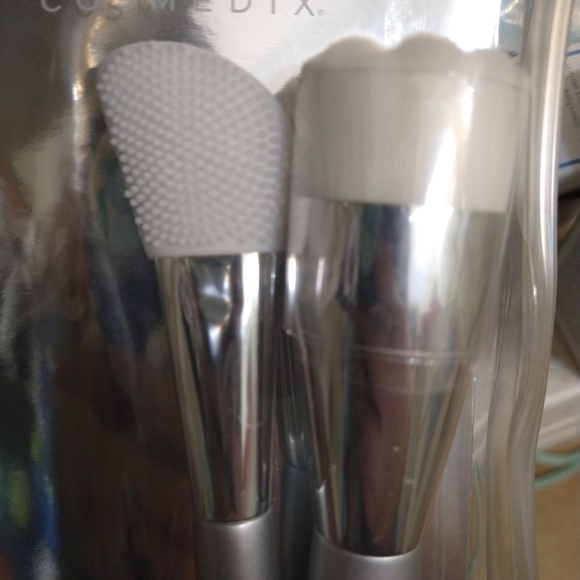 Cosmedix cleansing brushes - Picture 3 of 3